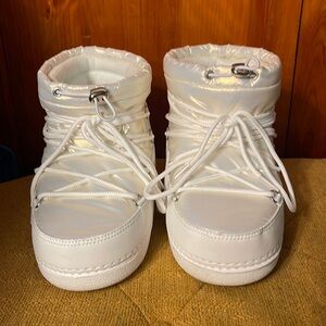NWT Zuri White Metallic Snow Ankle Boots